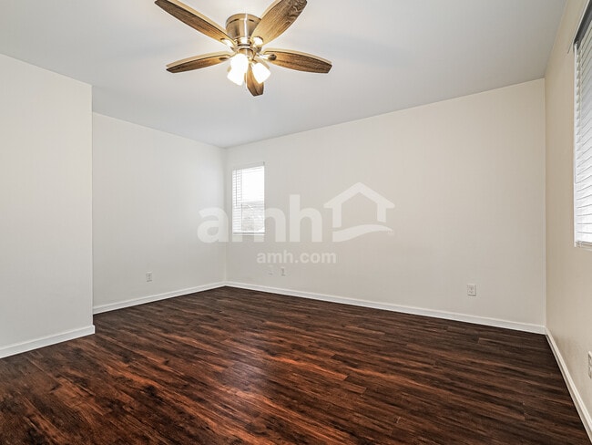 Building Photo - 748 Fenway Ln