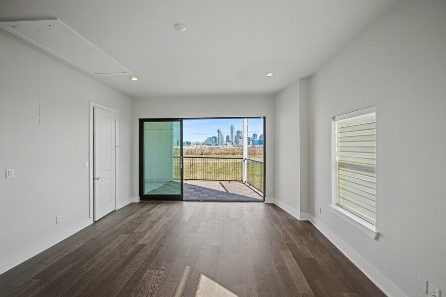 Building Photo - 381 E Greenbriar Ln