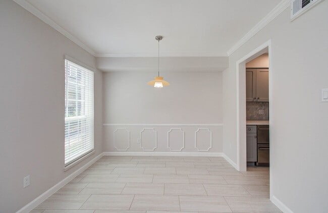 Building Photo - 355 N Post Oak Ln