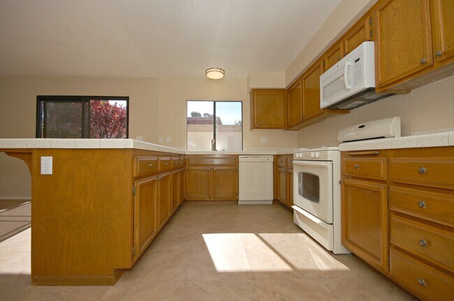 Building Photo - Beautiful 4BR/2.5BA Condo in Tanglewood!!!