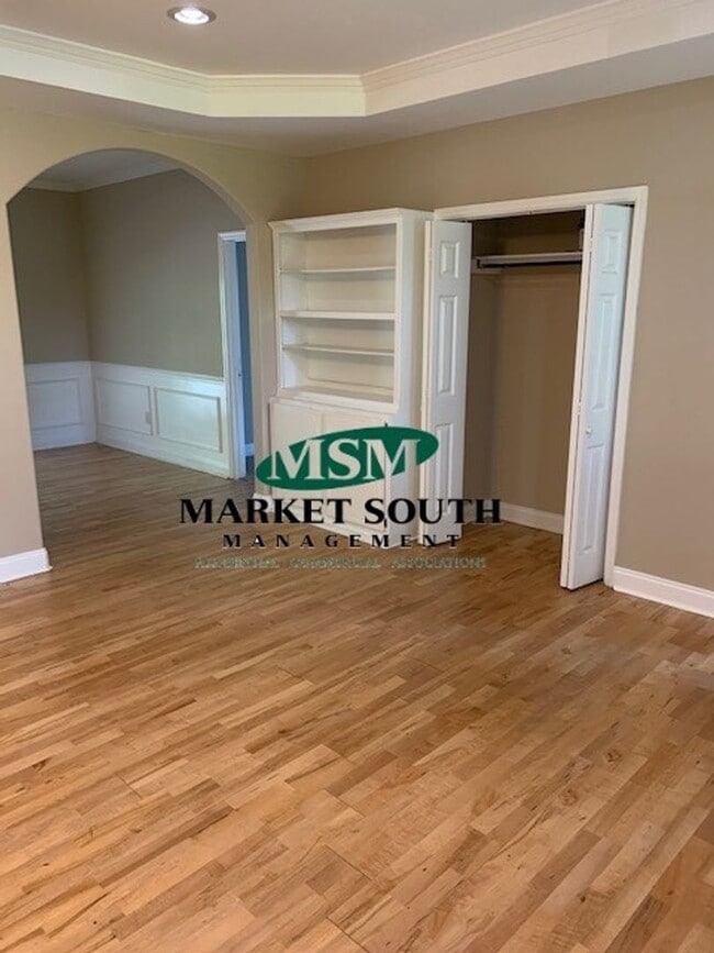 Building Photo - *APPLICATION PENDING!* BLOOMINGDALE DUPLEX