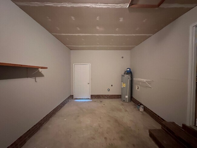 Building Photo - 8516 Amish Dr