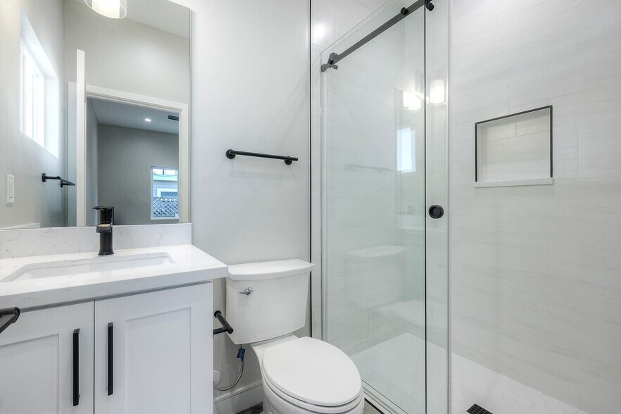 Building Photo - 532 Elm Ave