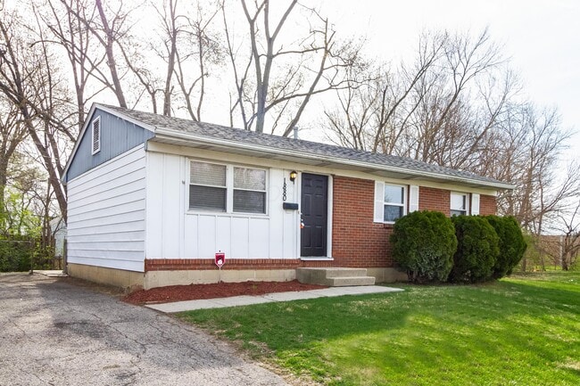 Building Photo - 1880 Queensrowe Pl