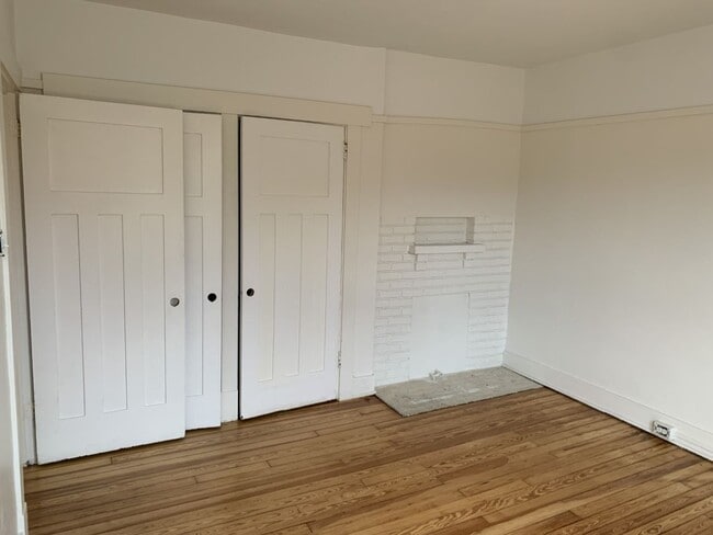 Building Photo - Great Morningside Row House with Front Porch!