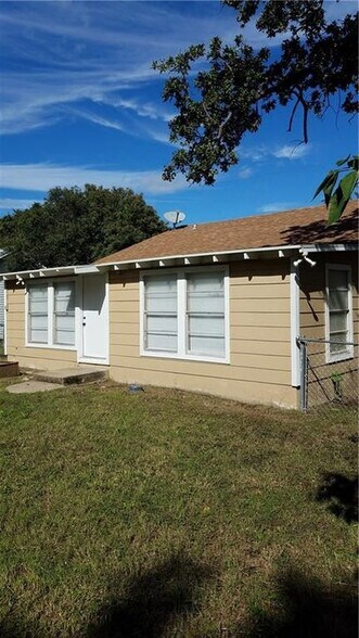 Building Photo - 756 N Barton Ave