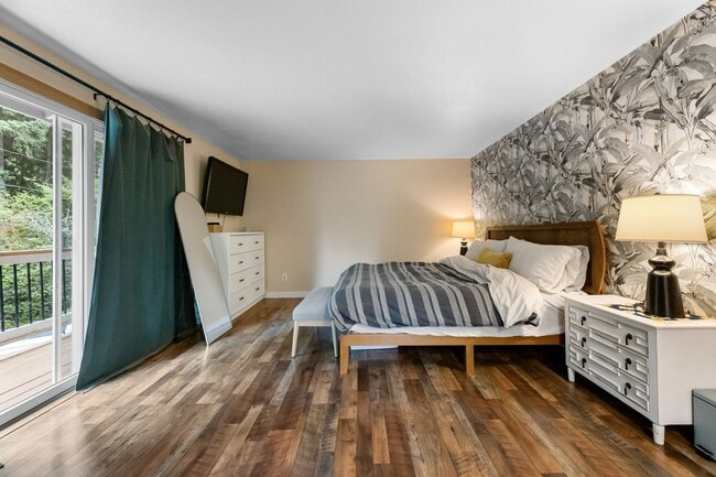 Building Photo - University Place 4 Bed/3 Bath