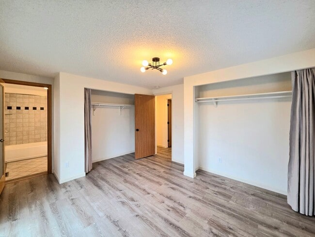 Building Photo - 3 Bed / 2 Bath Rambler – Huge Fenced Yard + 2-Car Garage – Available Now