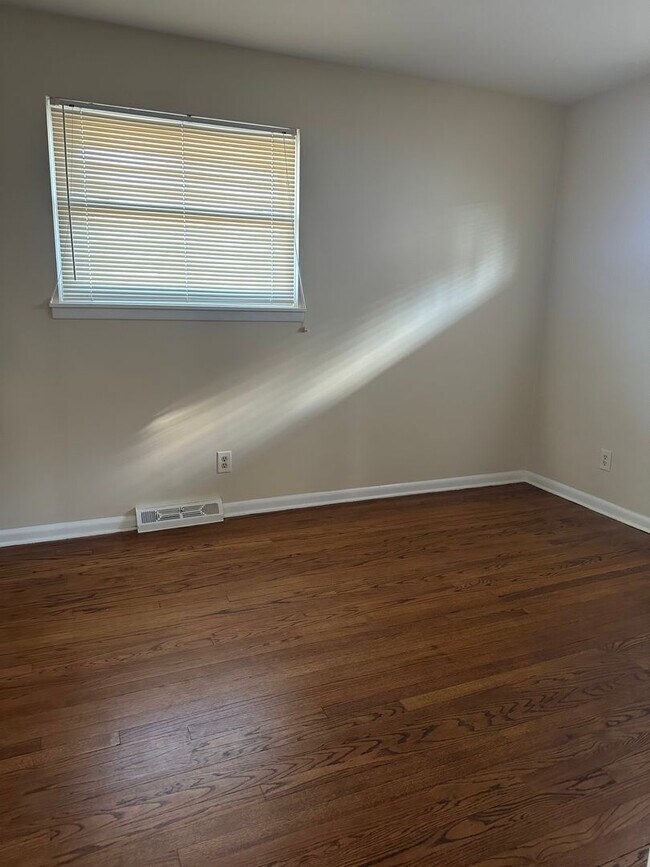 Building Photo - Multi Family Home 3 Bedroom and 2 Bath