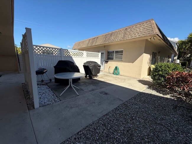 Primary Photo - Freshly Remodeled - 1 Bedroom Unfurnished ...