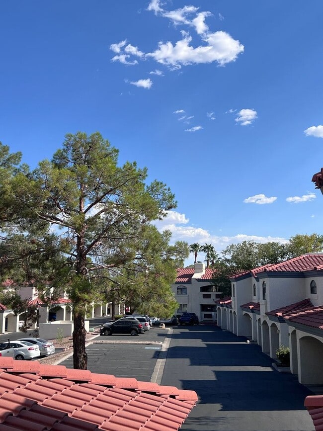 Building Photo - The Enclaves 3 bed 2 bath Upgraded Condo!