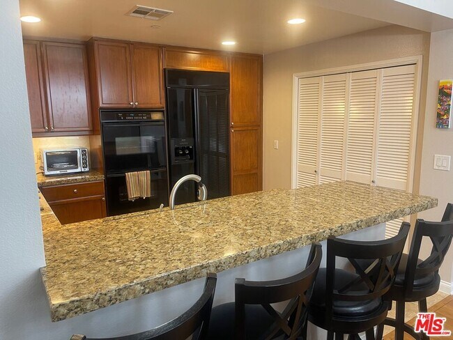 Building Photo - 5625 Crescent Park E