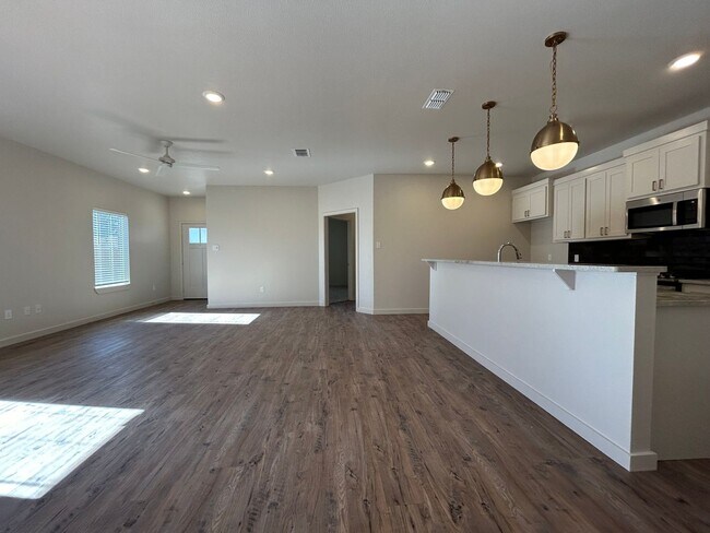 Building Photo - Luxury Townhome in Abbey Glen Community!