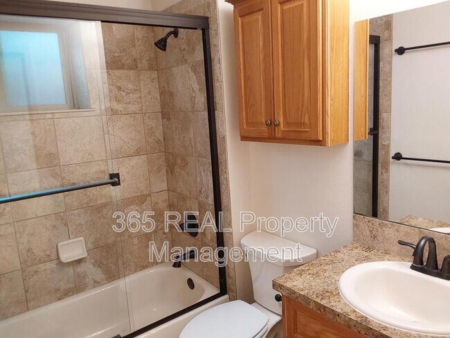 Building Photo - 716 Maple Street - B