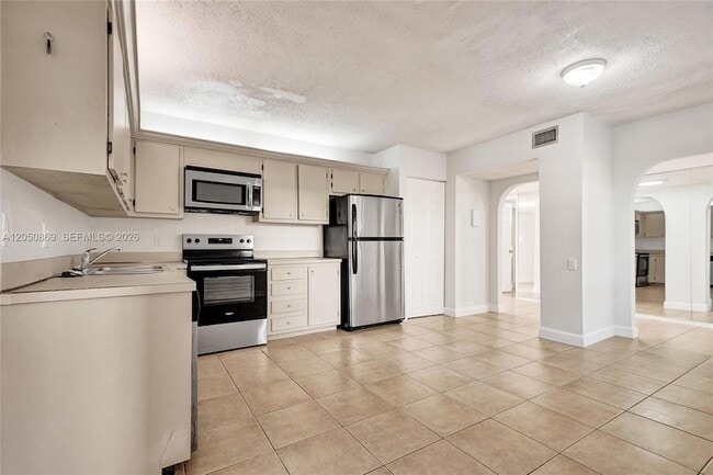 Building Photo - 8798 Holly Ct