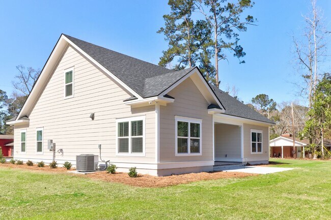 Building Photo - 204 Pineland Dr