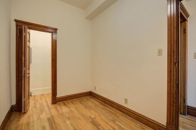 Building Photo - 638 W Drummond Pl