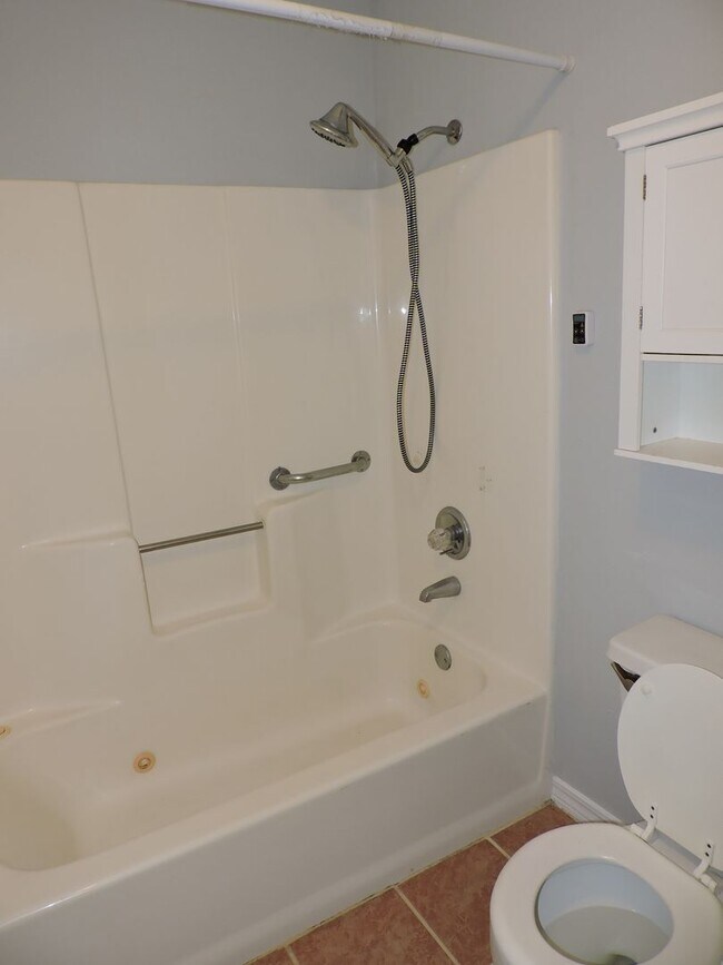 Building Photo - Convenient to interstate, schools & shopping!