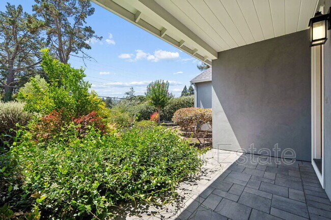 Building Photo - 1099 Larch Ave