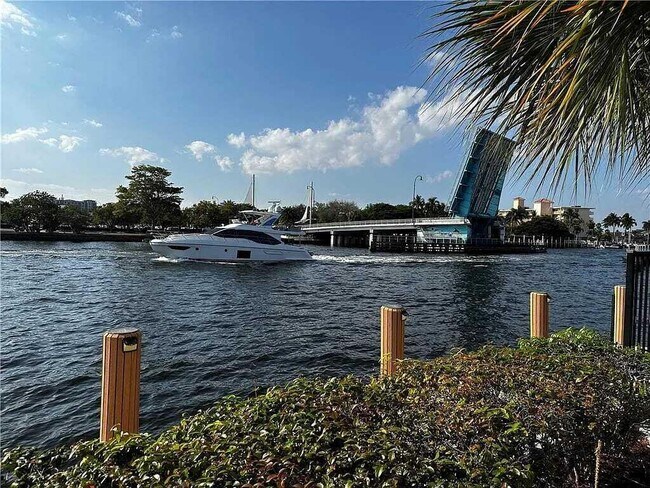 Building Photo - 105 S Riverside Dr