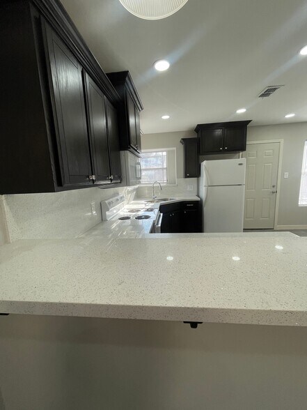 Building Photo - 404 E 2nd St