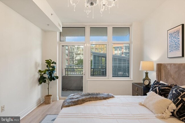 Building Photo - 8220 Crestwood Heights Dr