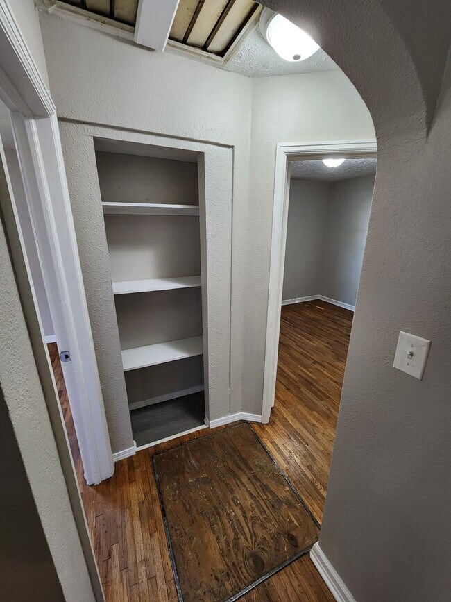 Building Photo - Spacious 3-Bedroom, 2-Bathroom Home AVAILA...
