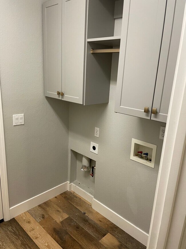 Building Photo - VERY NICELY UPDATED 3 BED, 2 BATHROOM, & 2...