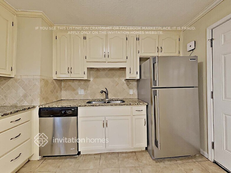 Building Photo - 2462 Lakewood Dr NW