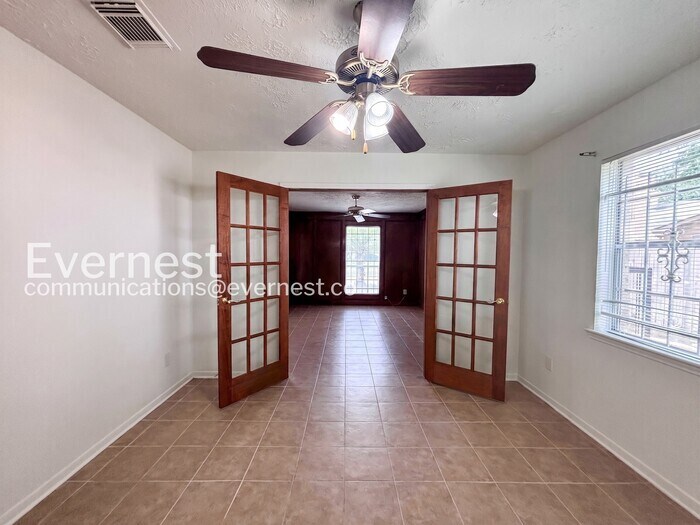 Building Photo - 10938 MacKenzie Dr