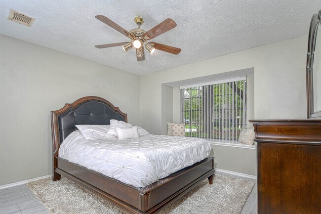 Building Photo - 17 S High Oaks Cir