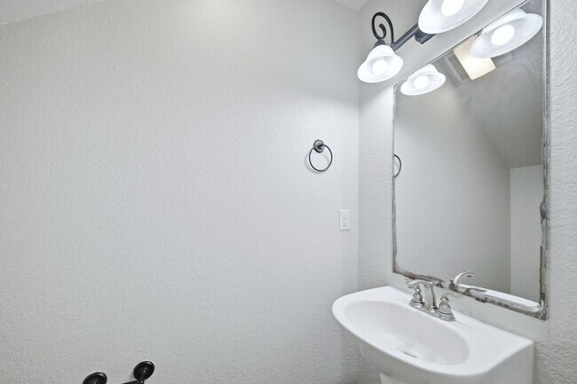 Building Photo - 104 Kleine Ln