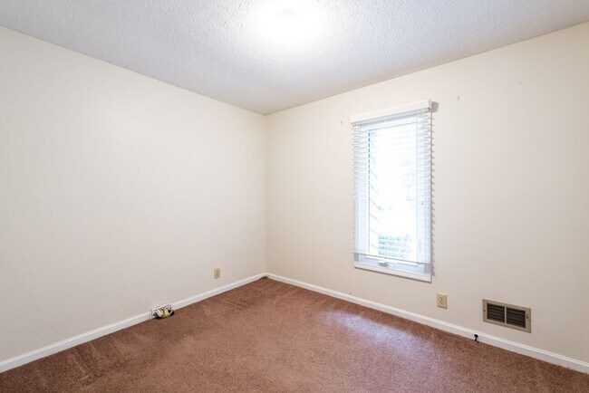 Building Photo - Awesome ranch home in Farmgate Subdivision