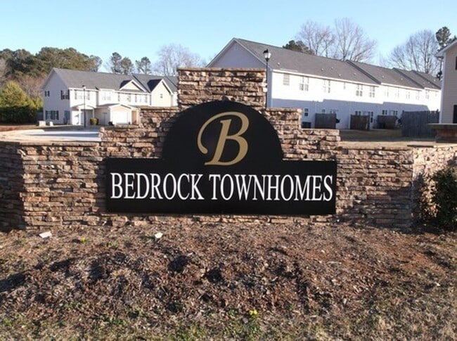 Building Photo - Charming townhome community!