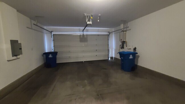 Building Photo - 3 Bedroom 2.5 Bath Townhouse