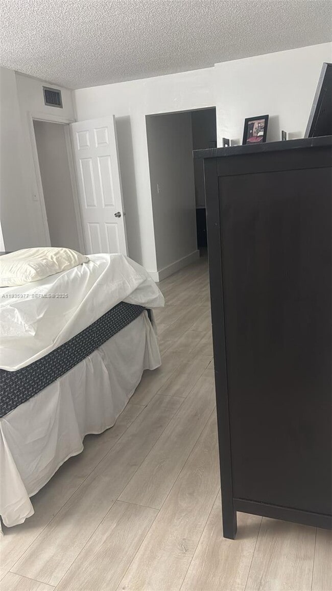 Building Photo - 8897 Fontainebleau Blvd