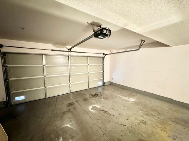 Building Photo - Three Story Condo for Rent Near Old Town T...