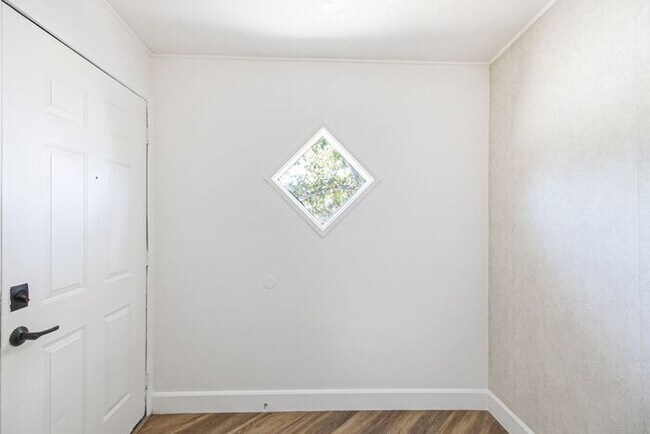 Building Photo - Remodeled 2 Bedroom Home with Charming Outdoor Space