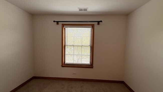 Building Photo - 220 Oak Knoll Ct