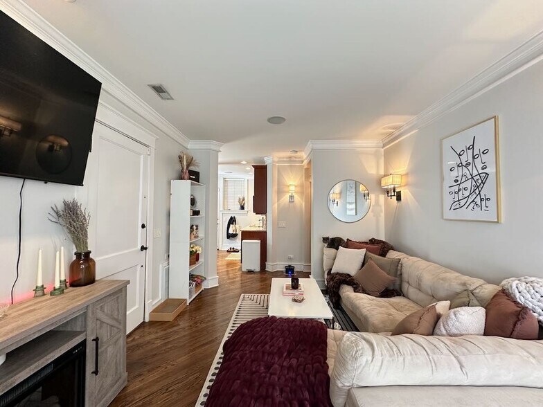 Building Photo - 1410 W Cornelia Ave