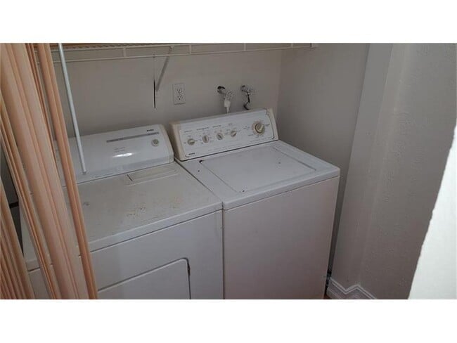 Building Photo - 3206 N Pine Island Rd