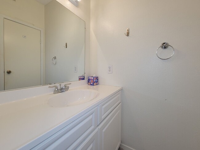 Building Photo - Spacious one of a kind 2 bedroom 2 bath condo in excellent condition. Entire condo has been paint...