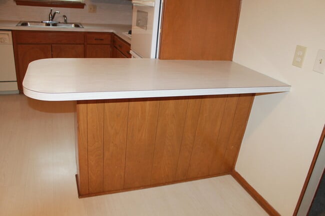 Building Photo - Fresh, Clean, Updated!