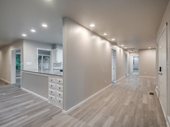 Building Photo - 12136 Thorn Ridge Rd
