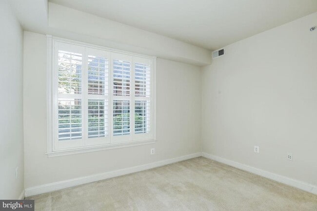 Building Photo - 320 S West St