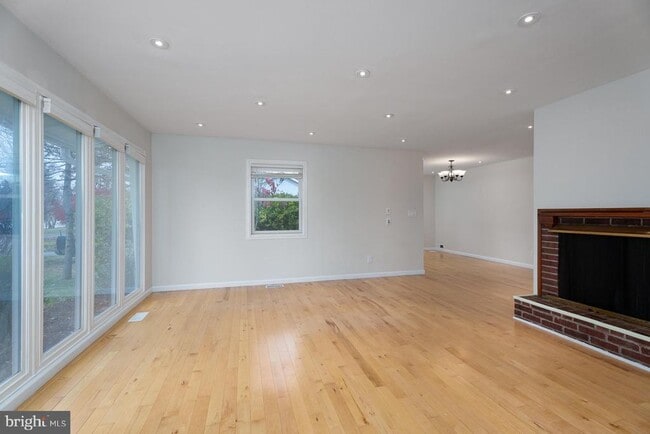 Building Photo - 384 Walnut Ln