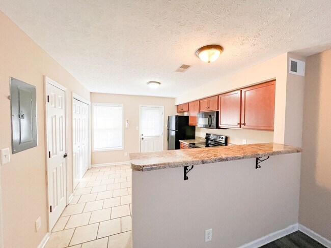 Building Photo - 2 Bedroom 1.5 Bathroom Townhome