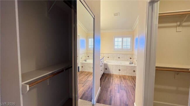 Building Photo - 10121 Oakmoor Pl