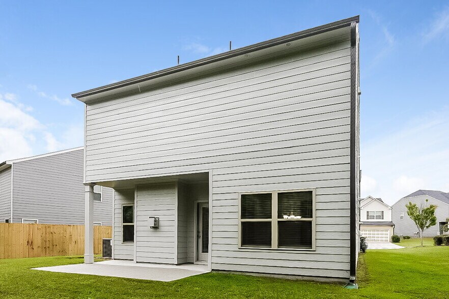 Building Photo - 4038 Lake Manor Way