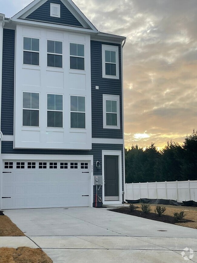 Building Photo - Brand New 3 Bedroom Townhouse for Rent in ...